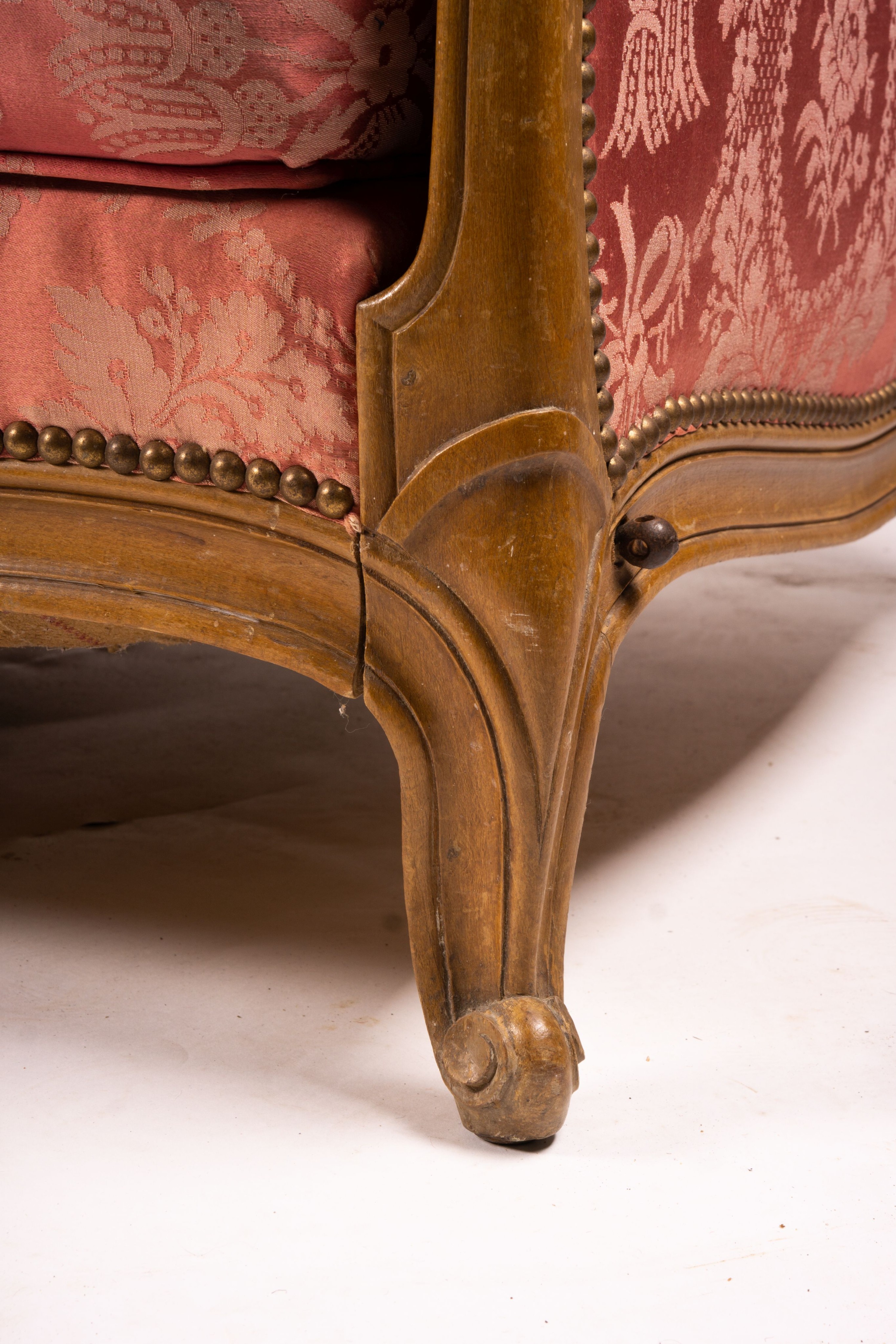 An early 20th century French carved beech daybed, length 174cm, depth 80cm, height 88cm